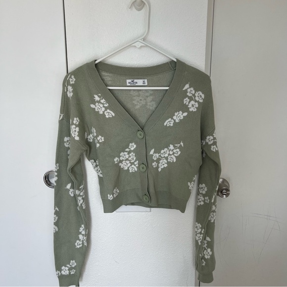 Hollister Sweaters - ‼️NEW‼️Hollister Sage Green Floral Cardigan